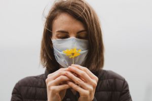 Tüsszögés, orrfolyás és dagadt szem – támad az allergia