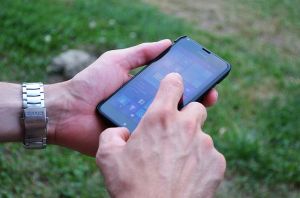Az új kapcsolatokban segít, de a meglévőkben akár zavart is okozhat a mobiltechnológia a magyarok véleménye szerint